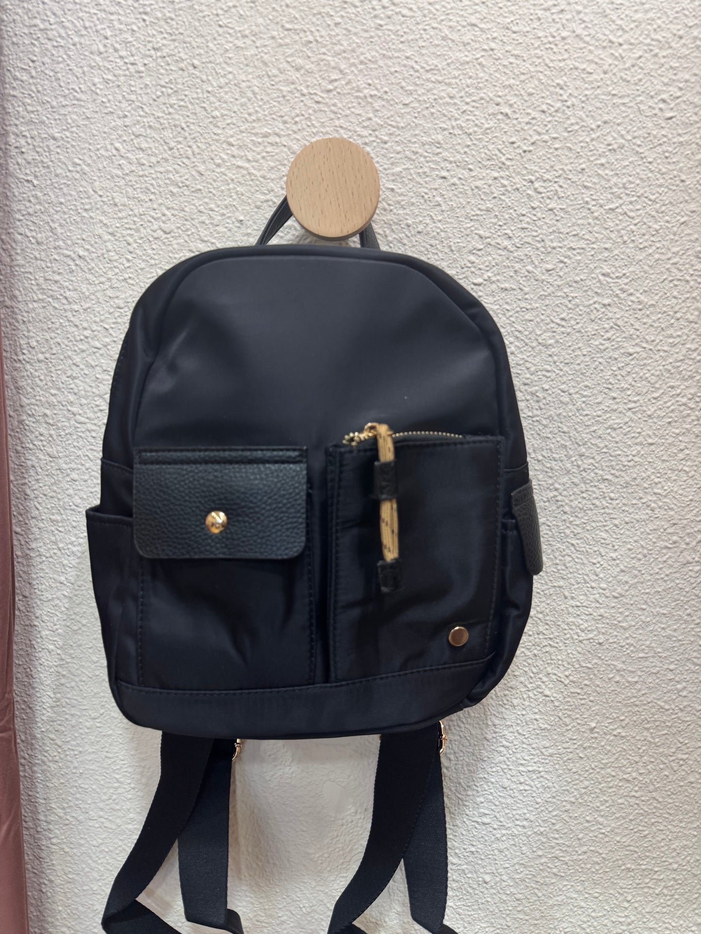 Mochila mini con estilo – disponible en negro y topo