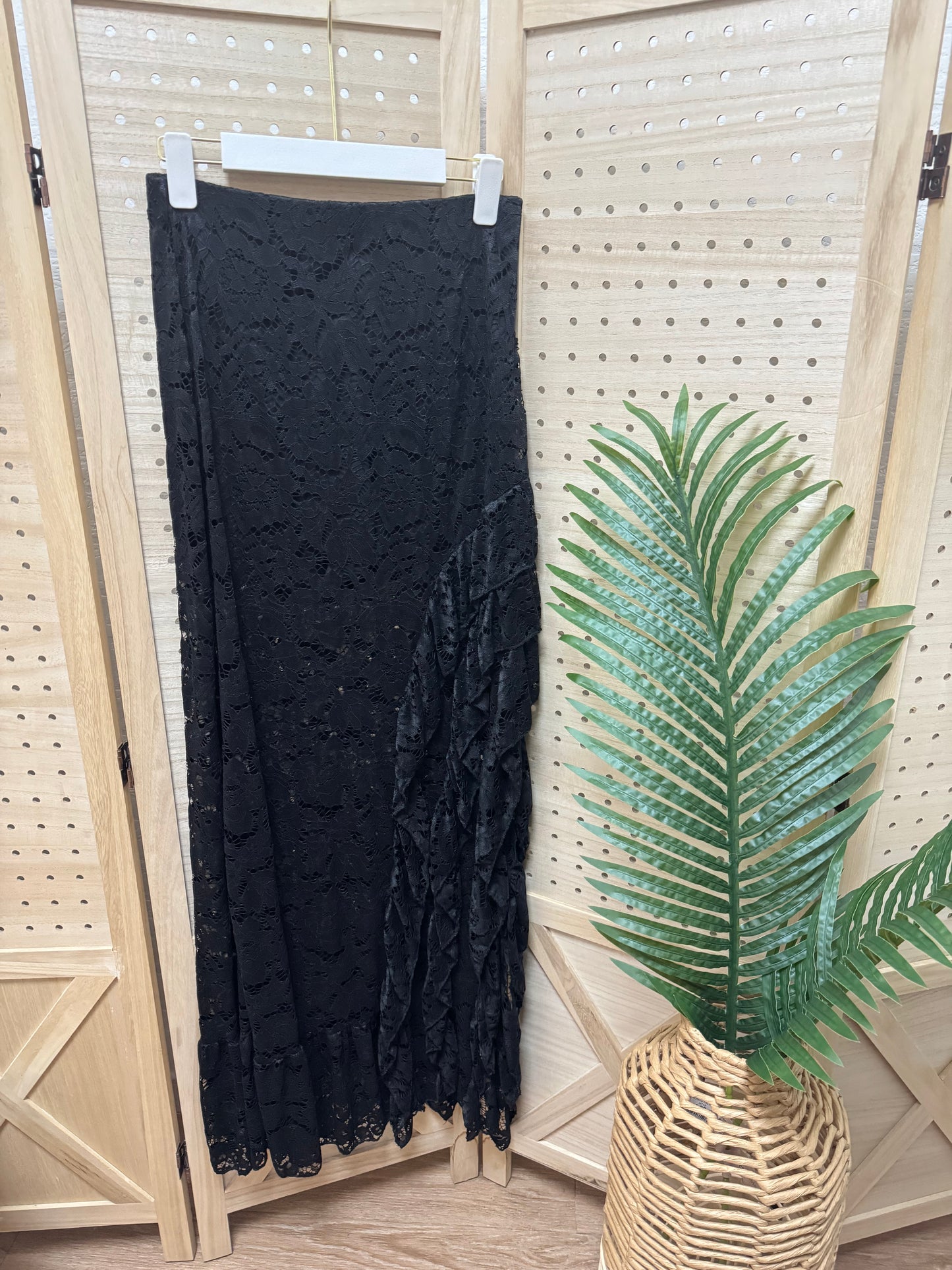 Falda larga de encaje con volante lateral