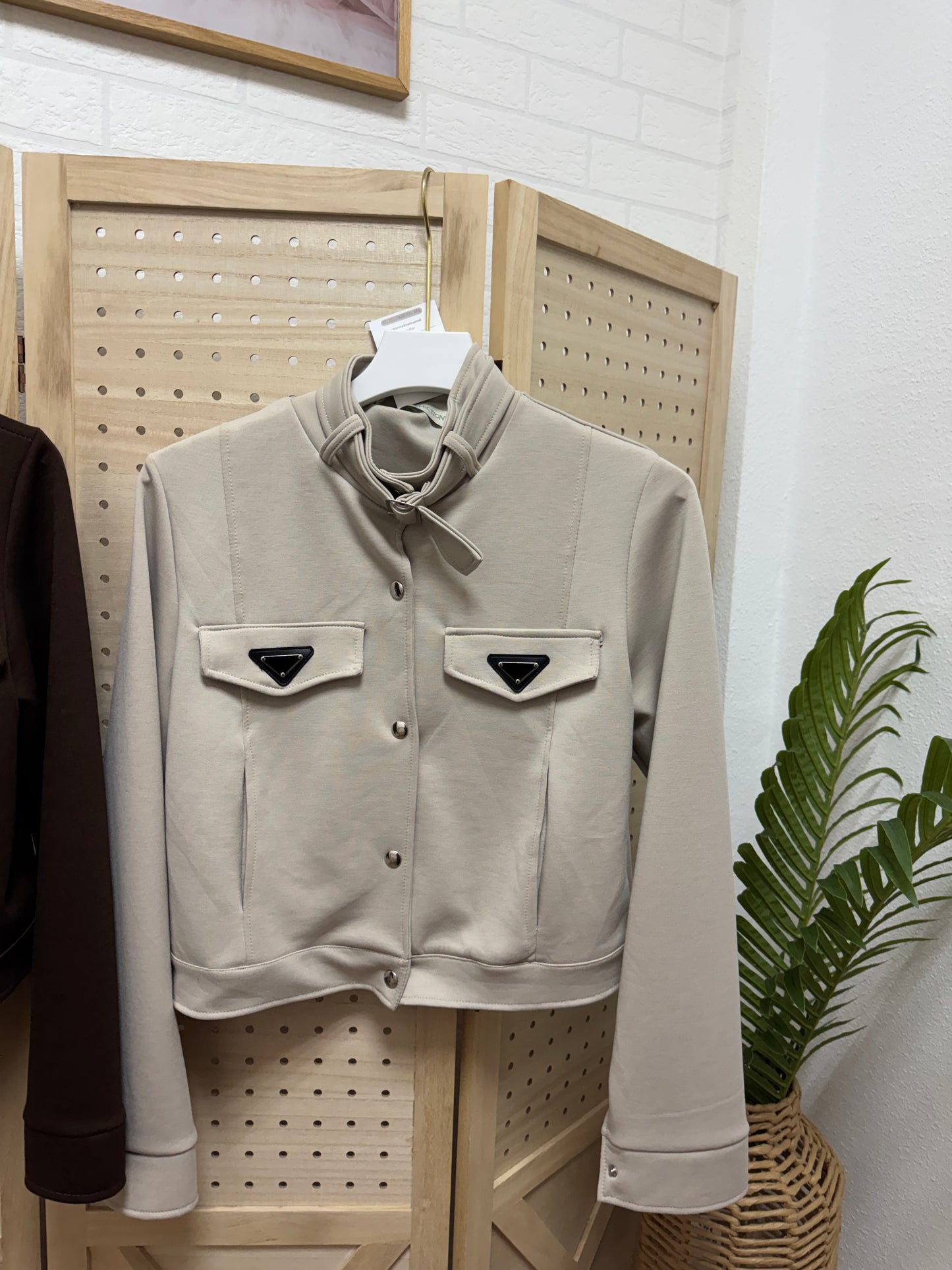 Chaqueta biker corta con detalles funcionales