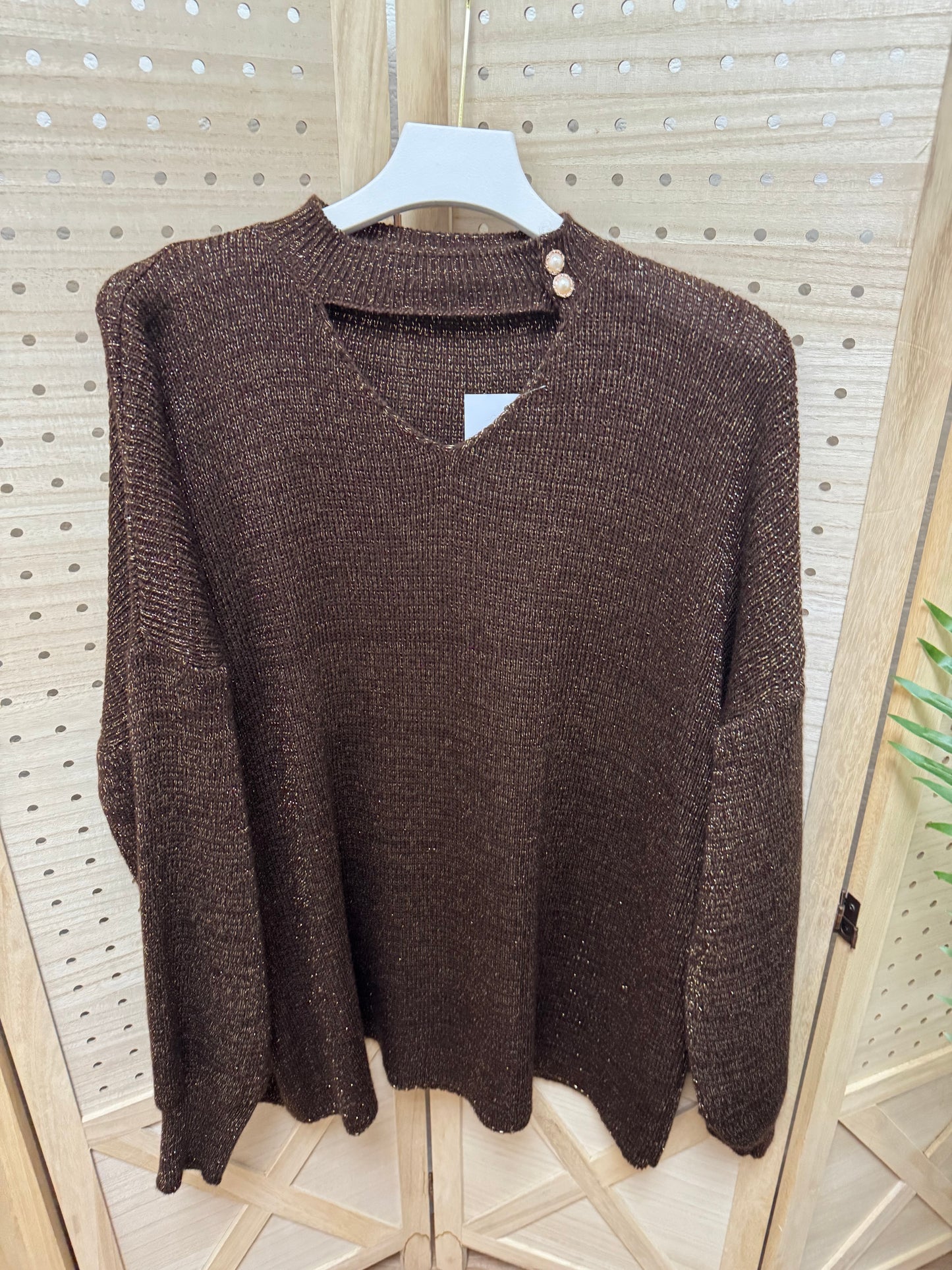 Jersey punto fino marrón chocolate brillo suave con botones joya – Talla amplia