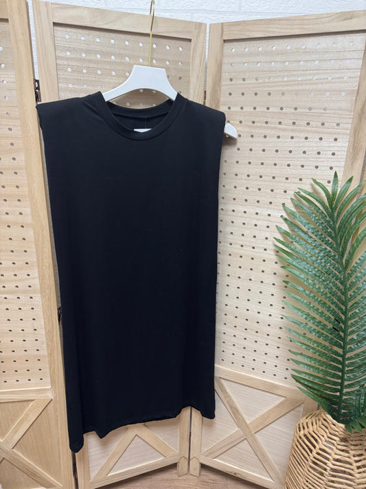 Vestido negro recto con hombreras
