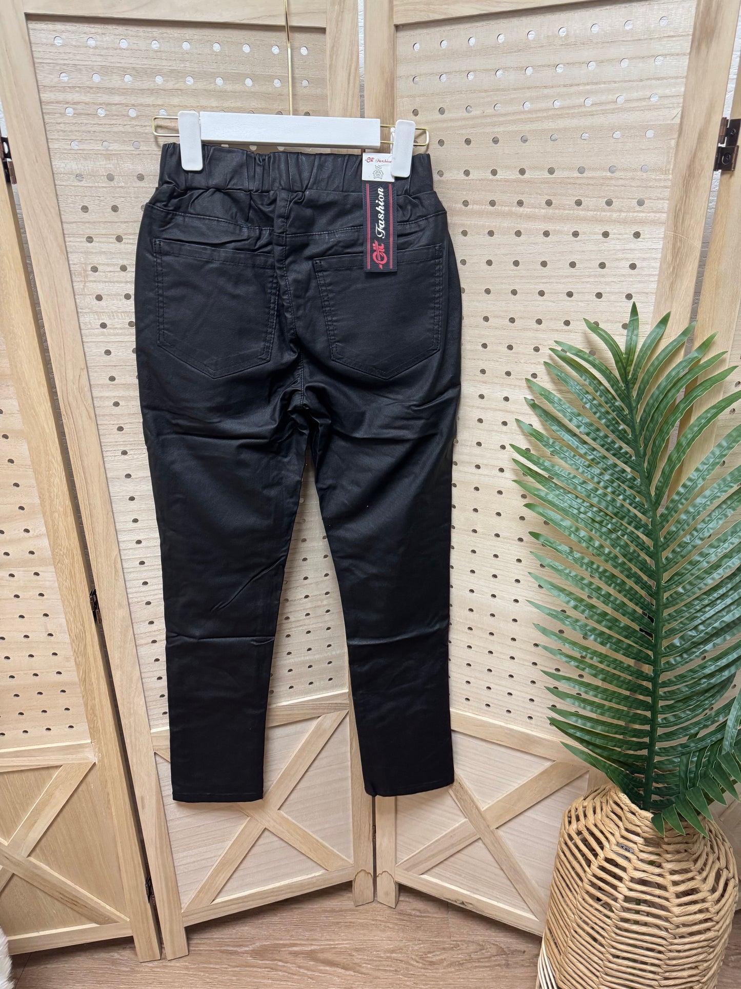 Pantalón pitillo efecto piel tiro alto