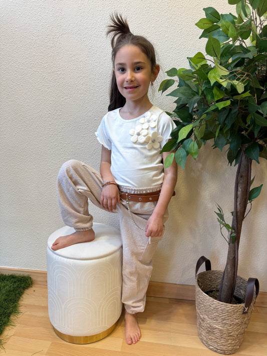 Conjunto Niña Beige con Camiseta de Flores – Look Cómodo y Chic