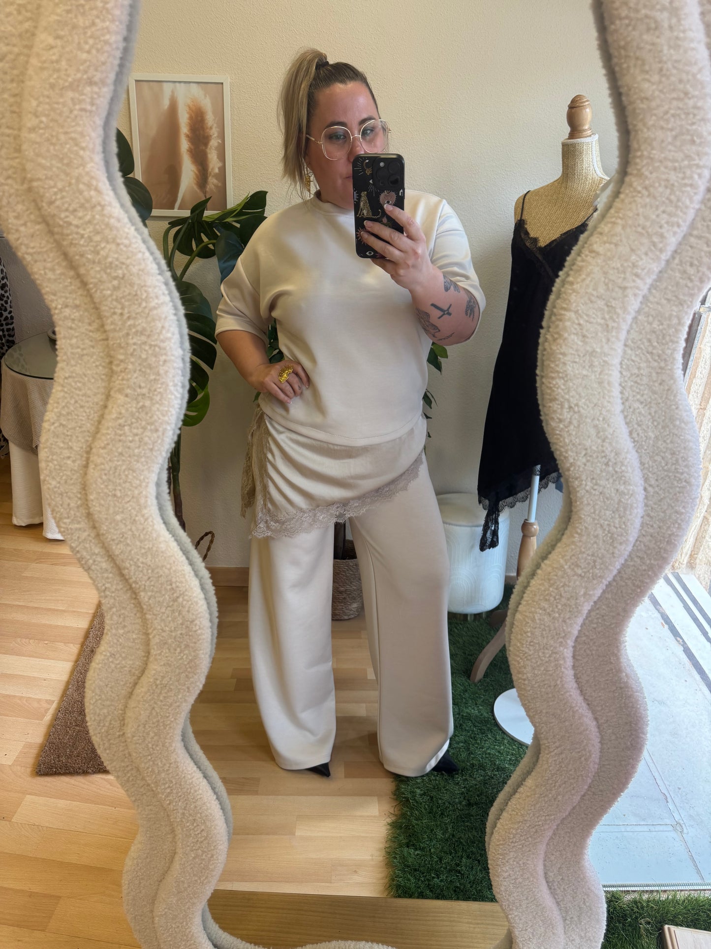Conjunto Beige Mujer con Pantalón Ancho y bajo asimétrico y detalle encaje