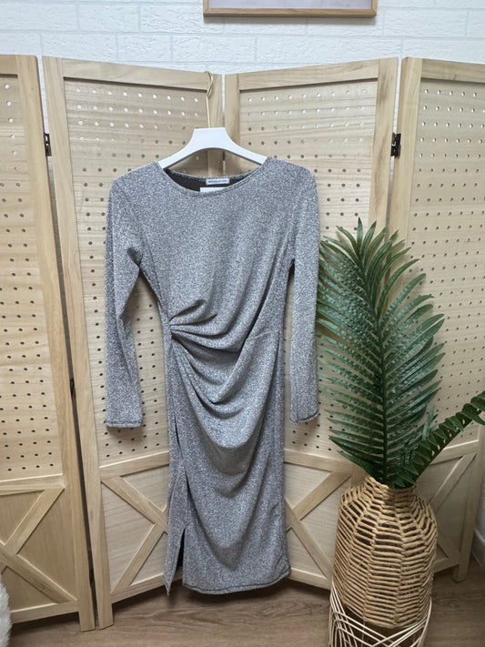 Vestido midi drapeado gris con brillo