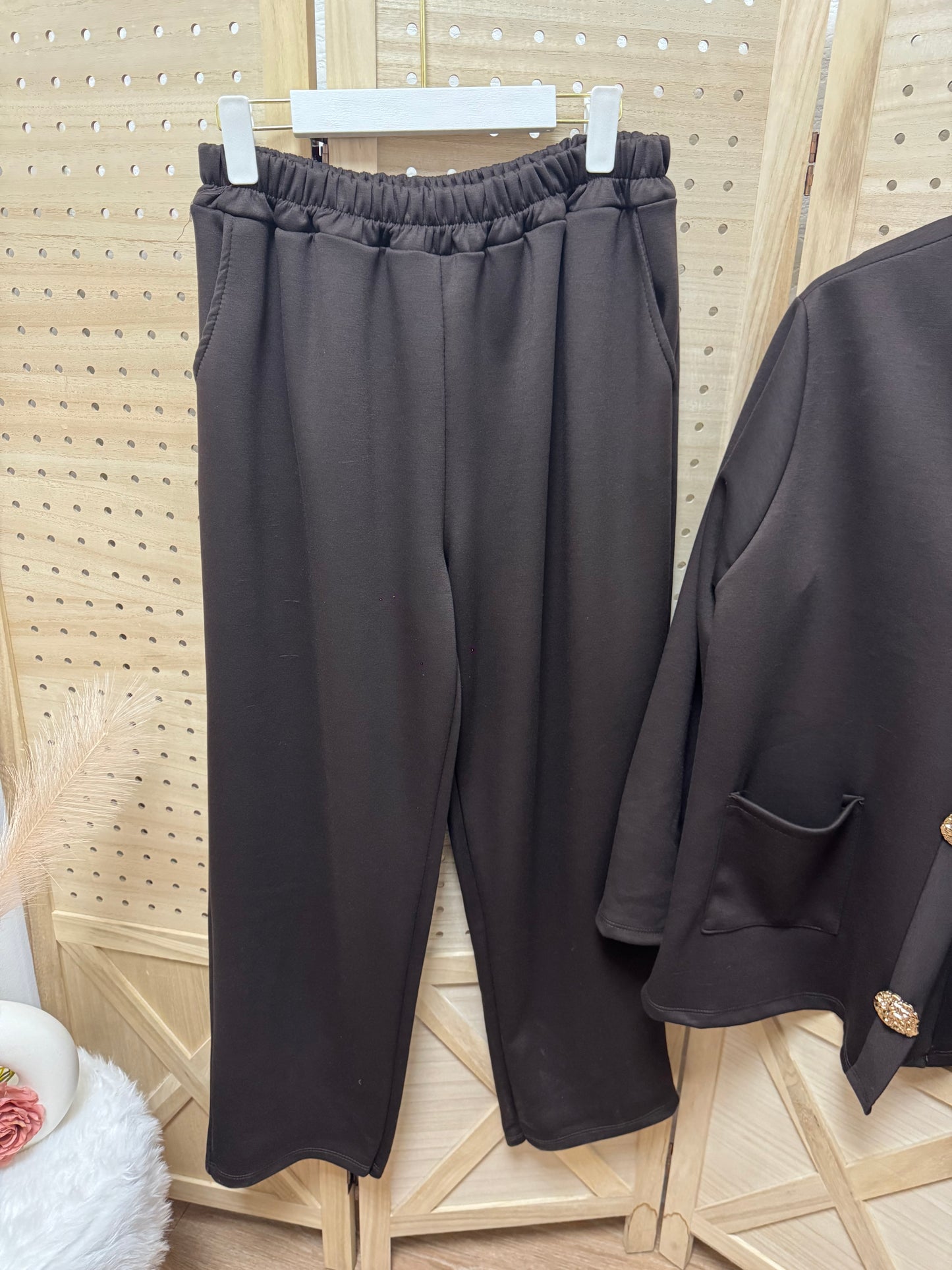 Conjunto Marrón Chocolate Botones Joya – Traje fluido cómodo tallas grandes