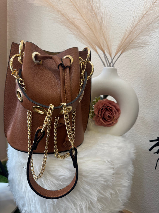 Bolso Saco de Piel Marrón con Cadena Dorada