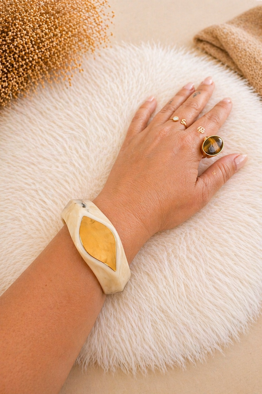 Pulsera Capri Rígida – Resina Beige y Detalle Dorado