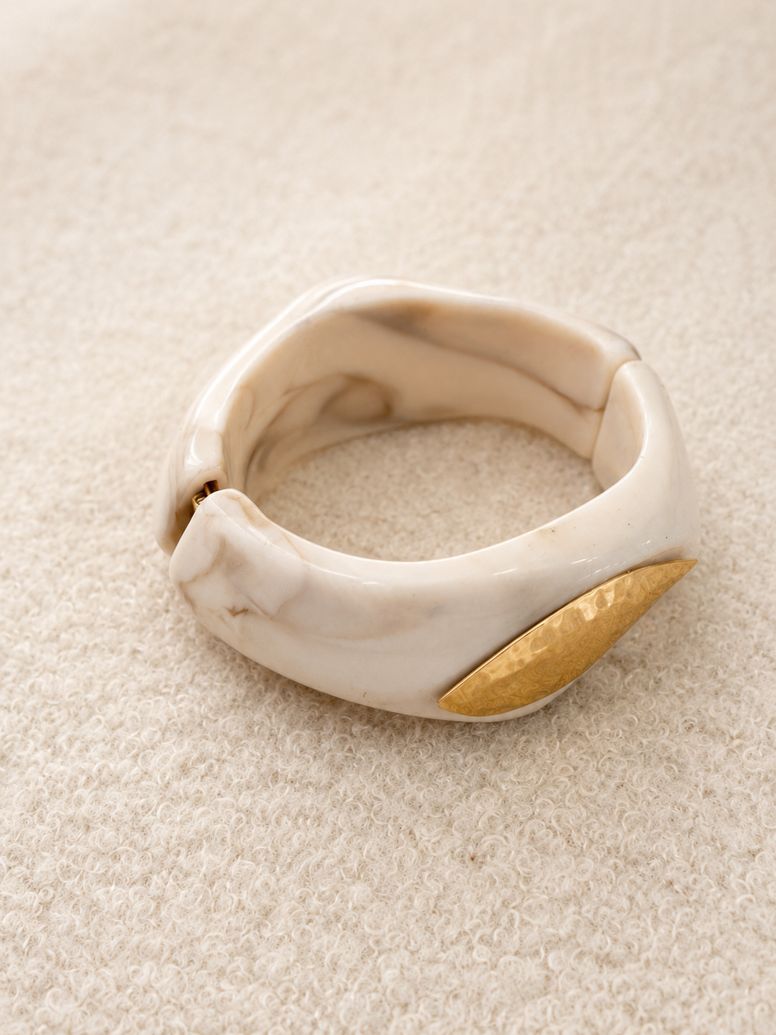Pulsera Capri Rígida – Resina Beige y Detalle Dorado