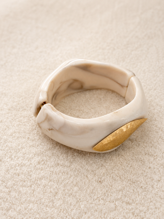 Pulsera Capri Rígida – Resina Beige y Detalle Dorado